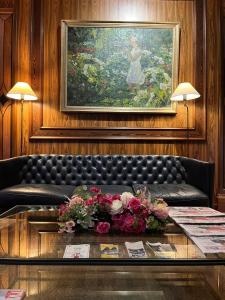 史特拉斯堡的住宿－讓塞巴斯蒂安巴馳酒店，一间配有沙发的等候室和墙上的绘画