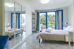 een slaapkamer met 2 bedden en een balkon bij Aliki Studios in Paralia Agias Foteinis