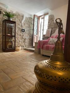 een kamer met een bed en een tafel met een standbeeld bij Porta della Valle Casa Vacanze in Castro dei Volsci