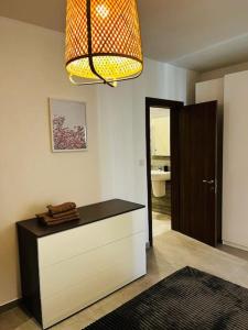 uma cozinha com um balcão e um candelabro em Sliema, Apt7, Stylish 2 Bedroom Apartment with Parking em Sliema