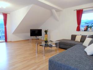 ゼーボーデンにあるFerienwohnung Haus Maierのソファとテレビのあるリビングルーム