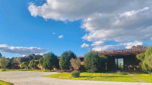 un edificio con cielo azul y nubes en De'Vine Escape, en Dixons Creek