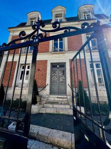 ein Gebäude mit einem Tor davor in der Unterkunft Maison Loire in Blois