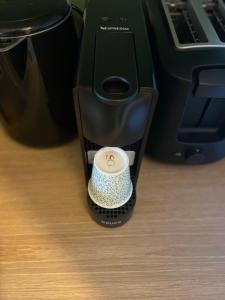 Ti karet - Charmant logement avec Jacuzzi et vue mer的咖啡和沏茶工具