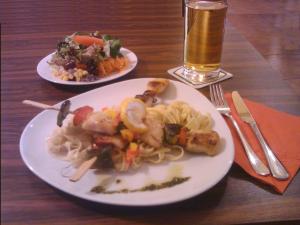 Eten bij of ergens in de buurt van het hotel

