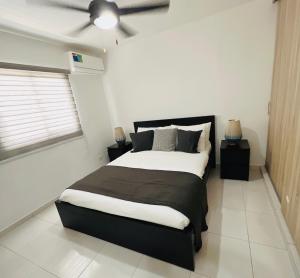 Postel nebo postele na pokoji v ubytování OASIS CONDO with POOL