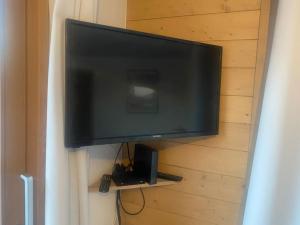 Telewizja i/lub zestaw kina domowego w obiekcie Méribel 2 pièces avec cabine, centre, proche commerce et pistes avec parking et wifi état neuf