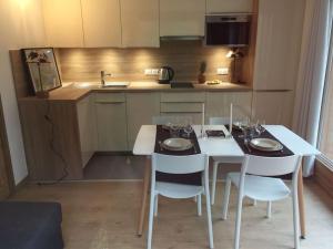 Kuchnia lub aneks kuchenny w obiekcie Méribel 2 pièces avec cabine, centre, proche commerce et pistes avec parking et wifi état neuf