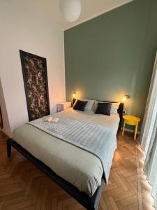 sypialnia z dużym łóżkiem w pokoju w obiekcie Premium high floor design apartment in Città Studi w Mediolanie