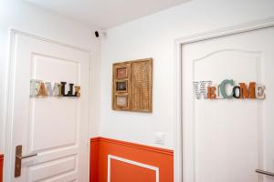 Príslušenstvo na prípravu kávy alebo čaju v ubytovaní Paris Homestay of Happyness