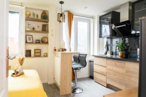 Kuchyňa alebo kuchynka v ubytovaní Paris Homestay of Happyness