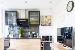 Kuchyňa alebo kuchynka v ubytovaní Paris Homestay of Happyness