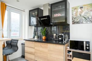 Kuchyňa alebo kuchynka v ubytovaní Paris Homestay of Happyness