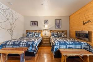 1 dormitorio con 2 camas y TV en Gateway Inn, en Grand Lake