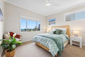 1 dormitorio con cama y ventana en 22 Dulling Street Beach House en Dalmeny