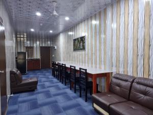 una sala de espera con sillas, mesa y sofá en Al - Minhaj Service Apartments, en Nadi