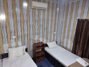 Łóżko lub łóżka w pokoju w obiekcie Al - Minhaj Service Apartments