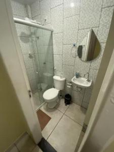 La salle de bains est pourvue de toilettes et d'un lavabo. dans l'établissement Moradas Pará Satélite 303, à Belém