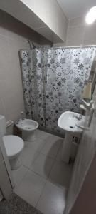 Un baño con inodoro, lavabo y ducha. en Kennedy 5, en San Rafael