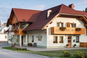 布莱德卡普斯住宿加早餐旅馆的一座红色屋顶的白色大房子