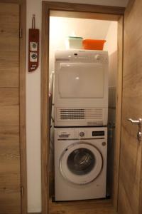 a washer and dryer in a small room at Zauberhaftes Gästehaus/Ferienwohnung Am Tiefenbach in Tiefenbach