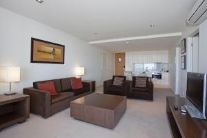 salon z dwiema kanapami i telewizorem w obiekcie Resort Family Two Bedroom 109 w mieście Torquay