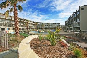 ośrodek z basenem, palmami i budynkiem w obiekcie Resort Family Two Bedroom 109 w mieście Torquay