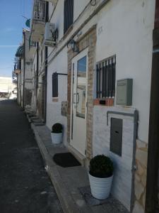 Un edificio con una porta e alcune piante su una strada di Desy's house a Ferrandina