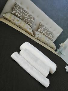 a group of white towels on a table at Desy's house in Ferrandina