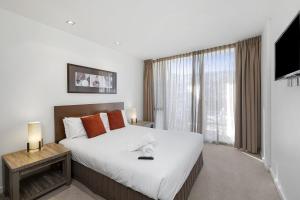 sypialnia z dużym łóżkiem i dużym oknem w obiekcie Resort Two Bedroom 263 w mieście Torquay