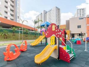 un parco giochi con scivolo di Olimpia Solar das Aguas a Olímpia