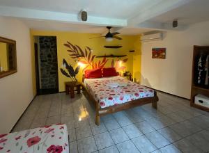 1 dormitorio con 1 cama en una habitación en Hotel Entre Dos Aguas en Sámara