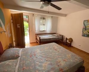 1 dormitorio con 2 camas y ventana en Hotel Entre Dos Aguas en Sámara