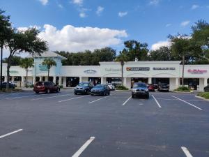 ein Parkplatz mit Autos vor einem Geschäft geparkt in der Unterkunft Roosevelt Inn in Jacksonville