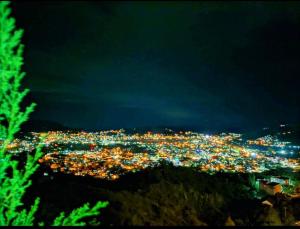 Blick auf eine nachts beleuchtete Stadt in der Unterkunft Wanay's Rocky Mountain Homestay in Baguio City