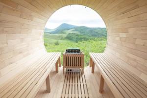einen Blick auf eine Sauna mit Fenster in der Unterkunft GRAND VERDE RESORT in Kamegawa