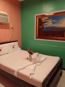 Schlafzimmer mit einem Bett mit Wandgemälde in der Unterkunft WJV INN Canduman in Mandaue City