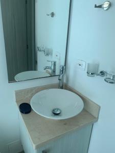 卡塔赫納的住宿－Seway Morros Cartagena，浴室设有白色水槽和镜子