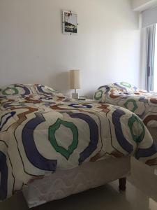 - une chambre avec 2 lits et une couette dans l'établissement Apartamento 24, à Punta del Este