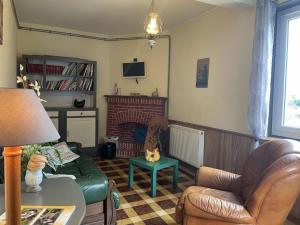 Televisyen dan/atau pusat hiburan di Maison de Campagne Familiale avec Mini-Ferme et Activités pour Enfants - FR-1-489-121