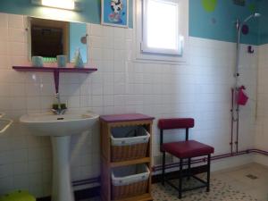 Bilik mandi di Maison de Campagne Familiale avec Mini-Ferme et Activités pour Enfants - FR-1-489-121 +10 gambar