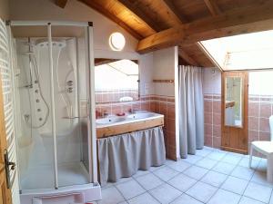 Gallery image of Gîte confortable avec sauna, cheminée, jardin, proche station de ski - FR-1-496-39 in Chevelière