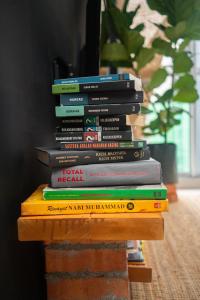 einen Stapel Bücher auf einem Tisch in der Unterkunft Kajang Industrial House with Olympic Size Swimming Pool in Kajang + 24 Fotos