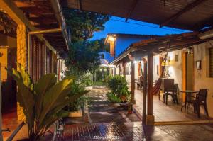 une terrasse couverte d'une maison avec des plantes et une table dans l'établissement Hostal Koltin Suchitoto, à Suchitoto