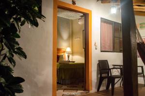 Habitación con mesa y espejo. en Hostal Koltin Suchitoto, en Suchitoto