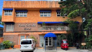 een gebouw met een busje ervoor geparkeerd bij Coco Grande Hotel in Dumaguete