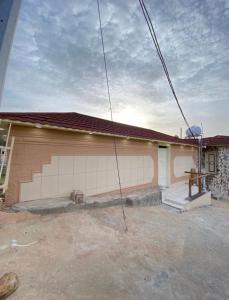 una casa con un garaje con una valla en شقق السودة هاوس, en Sawda