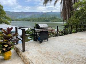einen Grill auf einer Terrasse mit Blick auf das Wasser in der Unterkunft Cabaña Las Palmas 