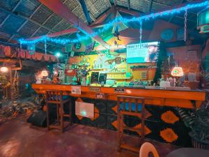 un bar en una habitación con luces azules en Adrianas Place en Panglao