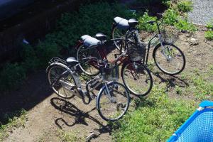 zwei Fahrräder, die nebeneinander im Gras geparkt sind in der Unterkunft Finecamp Guesthouse Share Room 相部屋 in Miyazaki